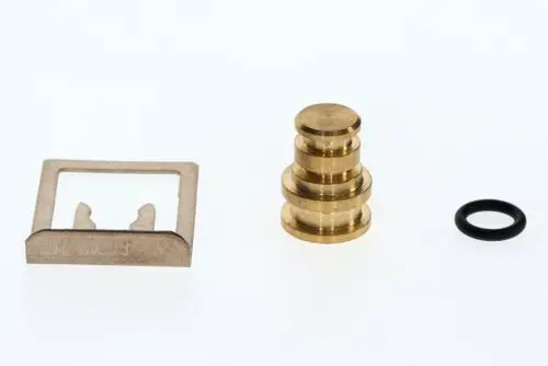 BOSCH Stopfen aus Metall und Kunststoff, bestehend aus einem zylindrischen Teil, einer Halterung und einem O-Ring. Einzelteile liegen auf hellem Hintergrund.